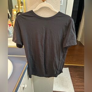 Black lululemon tee shirt